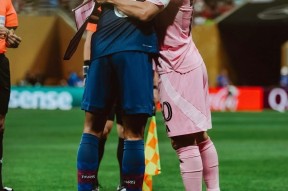 开云体育官网-关于巴黎圣日耳曼发布备战花絮，冲刺阶段止住颓势，欧超杯任务艰巨，身体对抗强度拉满的信息